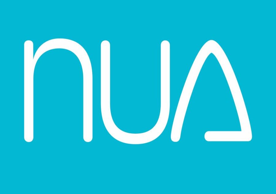 Logo von NUA auf türkisfarbenem Hintergrund, bestehend aus stilisierten Buchstaben in Weiß.
