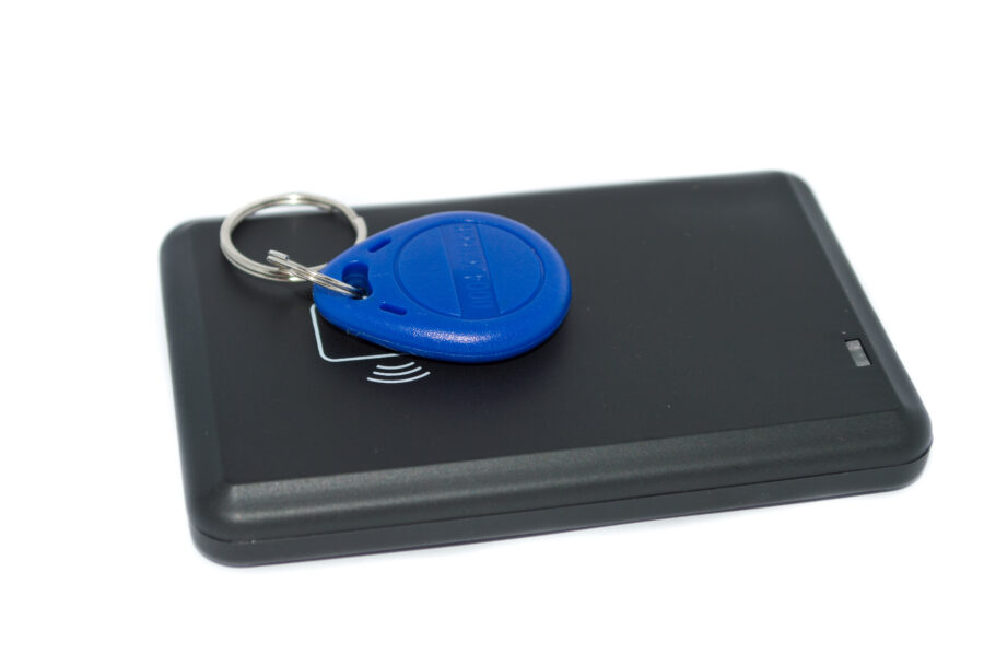Ein schwarzes Kartenleseger&auml;t mit einem blauen Schl&uuml;sselanh&auml;nger darauf.