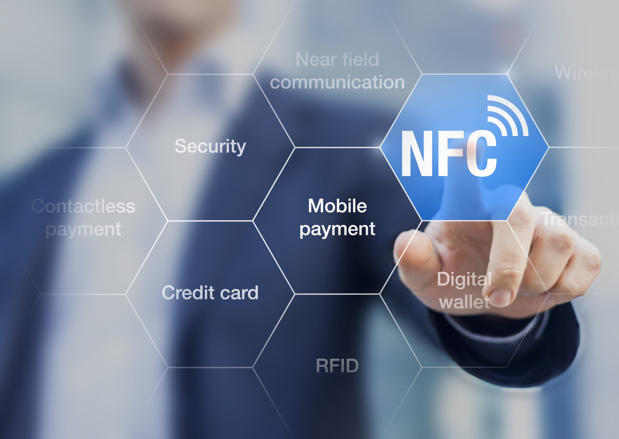 Ein Mann tippt auf ein NFC-Symbol in einem Diagramm zu mobilen Zahlungsmethoden und Sicherheitsaspekten.