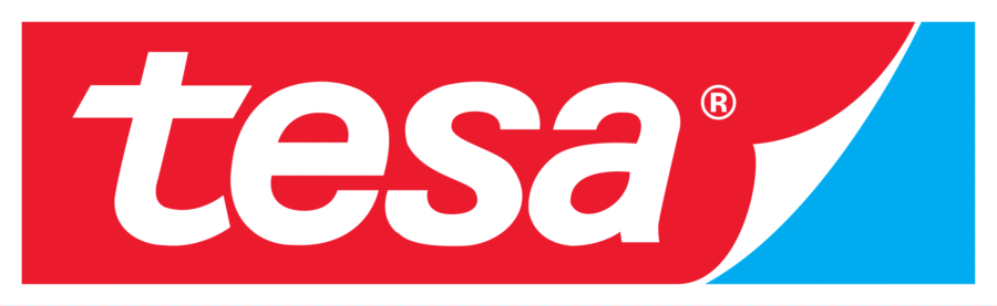 Logo von tesa mit rotem Hintergrund und weißem Schriftzug, ergänzt durch eine blaue Ecke.